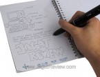Buku starter notebook, cartridge tinta tambahan, serta kabel micro-USB yang kami temukan di dalam sampel Echo Smartpen yang kami terima
