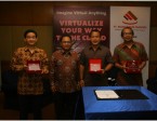 Dari kiri – kanan: Steven Law, Country Manager NetApp untuk Indonesia dan Filipina, Kurnijanto E. Sanggono, Cloud Computing and Virtualization Head, Cisco Indonesia, Husein Heyder, Presiden Direktur Mandawani Mandiri dan Andreas Kagawa, Country Manager VMware  Indonesia berfoto setelah menerima plakat dari Mandawani Mandiri atas penunjukan Mandawani Mandiri sebagai pelaksana alih teknologi cloud di Indonesia.