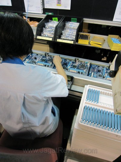 14. memasangkan slot PCI Express