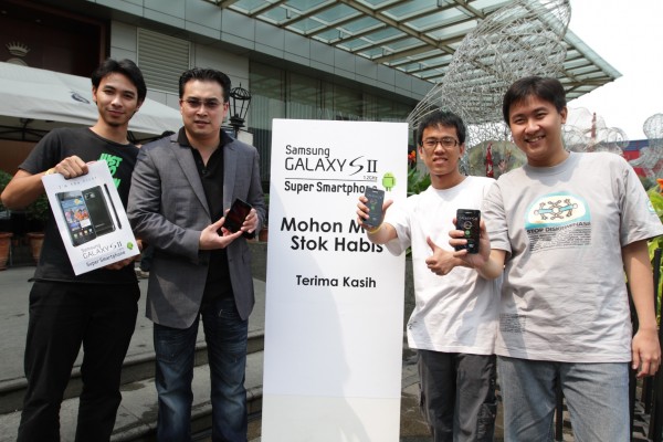 Eka Anwar , Head of Marcomm Samsung dengan pembeli pertama, kedua, ketiga