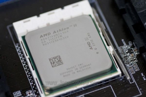 AMD_AthlonII_X4_631_Preview_ProcOnSocket.jpg