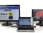 Anda bisa menggunakan tiga layar sekaligus dengan Buffalo USB 2.0 to HDMI Converter. Dalam gambar ini, monitor eksternal di sebelah kanan dikoneksikan ke output D-SUB/ HDMI notebook, sementara monitor di sebelah kiri dipasangkan ke unit konverter. Tambahkan satu unit Buffalo USB 2.0 to HDMI Converter lagi, dan Anda bisa menggunakan empat monitor sekaligus