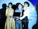 Peter Lydian dari Dell Indonesia bersama dengan dua model menunjukkan XPS 14z.