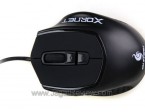 Begitu dilihat dari angle berbeda, nyatalah bahwa ergonomic Xornet didesain khusus untuk memberi kenyamanan maksimal pada tangan. Bagian melebar di sisi kanan membuat mouse ini cocok untuk dipakai dengan gaya genggaman claw grip