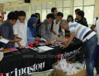 Para peserta seminar tampak antusias melihat produk yang dipamerkan.