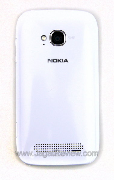 Nokia Lumia 710 - Sisi Belakang