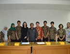 Keenam delegasi Indonesia untuk ISEF 2012 berfoto bersama Corporate Affairs Director Intel Indonesia, Deva Rachman, Menteri Pendidikan dan Kebudayaan, Mohammad Nuh,  Kepala LIPI,  Prof. Dr. Lukman Hakim, MSc. PhD. Apt