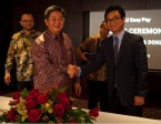 Thong Sennelius, Chief Executive Officer, DOKU dan Kenneth Jeon, Head of Mobile, Samsung Card menandatangani perjanjian kerjasama sebelum menggelar proyek "DOKU Easy Pay" hari ini di Jakarta (12/12/12)