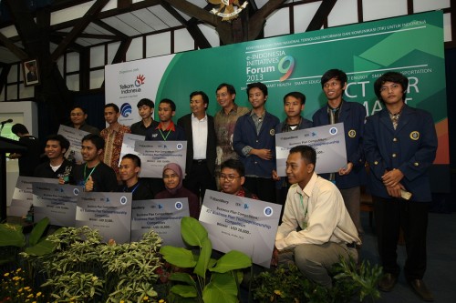 Managing Director BlackBerry Indonesia, Maspiyono Handoyo dan Ketua LPIK ITB, Profesor Suhono Supangkat berfoto bersama pemenang kompetisi BBIC untuk kategori Research Proposal di Bandung, 24 Mei 2013. Di kompetisi yang sama menghadirkan juga pemenang di kategori Business Plan.