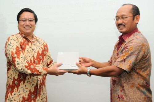 (kiri) dan Samsriyono Nugroho, President Director PT Aplikanusa Lintasarta (kanan). PT. Aplikanusa Lintasarta menjalin kerja sama dengan Fakultas Teknik Elektro, Institut Teknologi Sepuluh November (ITS) dalam Program Pengembangan Laboratorium Teknologi Informasi yang bertujuan untuk meningkatkan pengetahuan dan ketrampilan mahasiswa-mahasiswi di bidang informasi, komunikasi dan teknologi.
