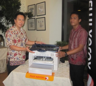 Teddy Susanto, Country Sales Manager Fuji Xerox Printer Channel Indonesia(kiri) Reno, Marketing Manager Fuji Xerox Printer Channel Indonesia(kanan)