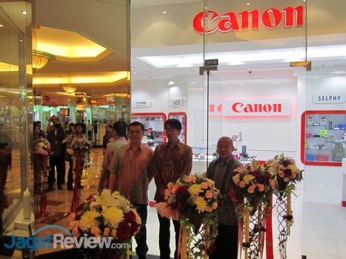 Perwakilan dari Fokus Grafindo, Canon, dan Datascrip meresmikan pembukaan gerai Image Square di Mal Taman Anggrek.