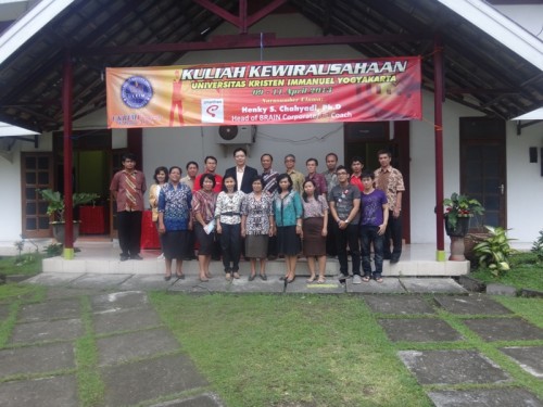 Foto bersama Smartfren & Panitia di Universitas Kristen Imanuel (09 April 2013)