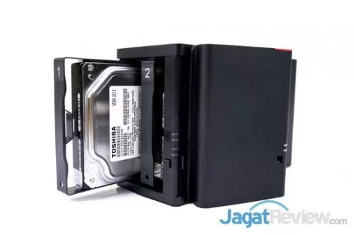 Ketika panel depan dilepas, kedua hard disk dapat diakses dengan mudah. Selain itu, dua lampu indikator tersembunyi juga terlihat.