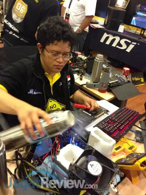 Alva masih belum mau menyerah dan mempersiapkan graphics card keduanya sambil tetap menjalankan benchmark.
