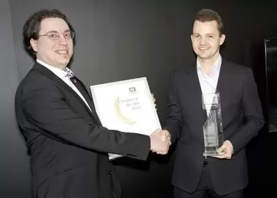Andreas Clementi (berkacamata), CEO AV-Comparatives memberikan piagam dan plakat “Product of the Year” kepada Nikolay Grebennikov, Chief Technology Officer, Kaspersky Lab. “Kami bangga bisa memberikan perlindungan paling andal dan pengalaman pengguna yang menyenangkan kepada pengguna produk kami,” ujar Nikolay Grebennikov, Chief Technology Officer, Kaspersky Lab.