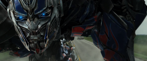 Semua pecinta Transformers pasti langsung mengenali Autobot yang satu ini. Ya, dia adalah Optimus Prime!