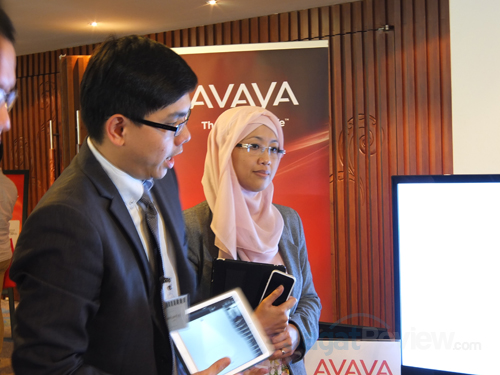 Tang Meng Teck (kiri) dan Endang Rachmawati (kanan) menjelaskan tentang layanan video chat dari Avaya
