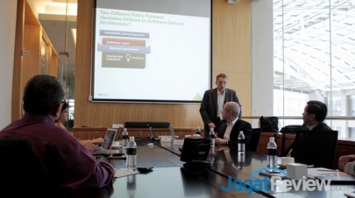 Pat Gelsinger, CEO Vmware (berdiri), Jon Roberson, GM VMware SEA (kedua dari kanan), dan William Ngoh, Senior Product Marketing Manager VMware (kanan) ketika memberikan penejelasan terkait VMware dan IT masa depan.