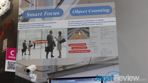 Papan informasi yang menunjukkan fitur dari perangkat kamera surveillance dan analytics dari AirLive