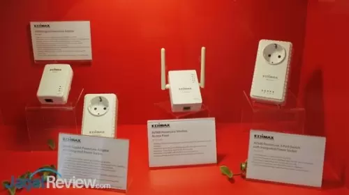 Edimax memiliki beberapa produk Powerline Adapter unik, salah satunya adalah HP-S101ES (kanan) yang bisa beroperasi sebagai switch dengan 3 port Ethernet.