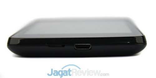 Di bawah ada slot microUSB