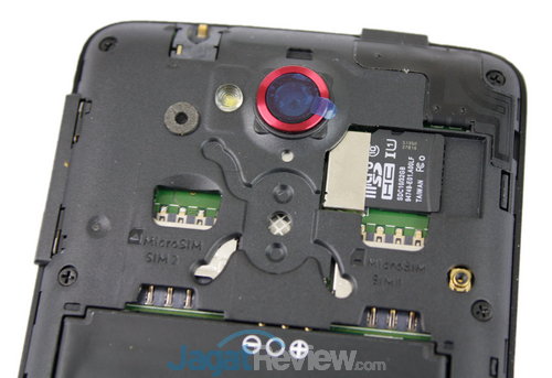 Back cover dibuka, Anda akan menemukan slot dual-SIM (micro) dan slot microSD