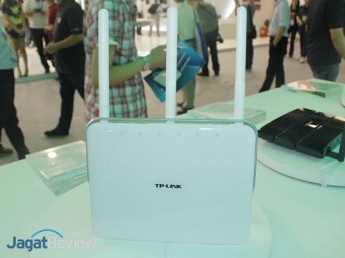 Archer C9 merupakan seri tertinggi dari keluarga Archer C. Router ini memiliki total bandwidth 1900 Mbps yang terbagi ke 600 Mbps di 2.4 GHz dan 1300 Mbps di 5 GHz.
