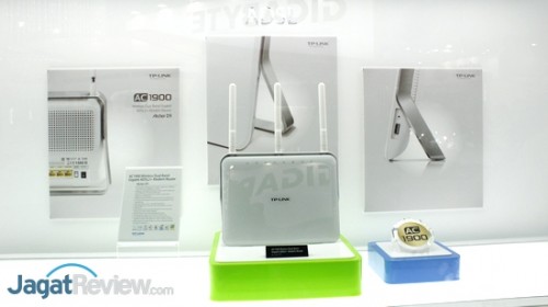 Pada dasarnya, perangkat ini memiliki kemampuan serupa dengan Archer C9, hanya saja perangkat ini mendapat tambahan kemampuan untuk beroperasi sebagai ADSL Modem.