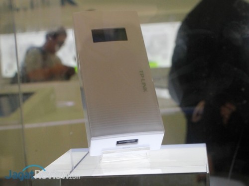 M5360 - Portable Wireless Router yang juga berfungsi sebagai power bank berkapasitas 5200 mAh