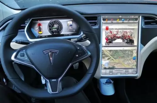 Dasbor di mobil Tesla