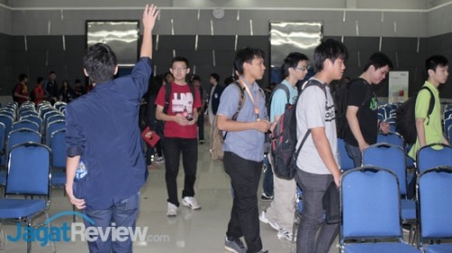 Tepat jam 9 pagi, para peseta mulai memasuki arena acara.