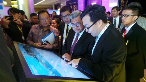Frank Gu, Deputy Director Government & Enterprise Division, ZTE menjelaskan salah contoh platform smart city kepada para pengunjung booth ZTE.