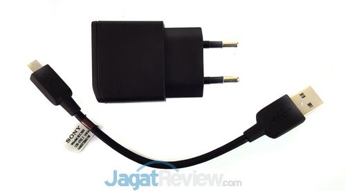 Charger dan kabel USB