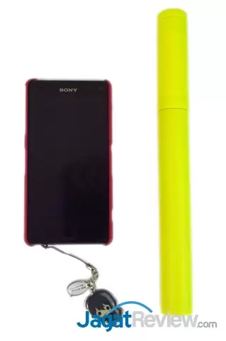 ilustrasi besar selfie stick ketika tidak diulur yang dibandingkan dengan smartphone 4,7 inch