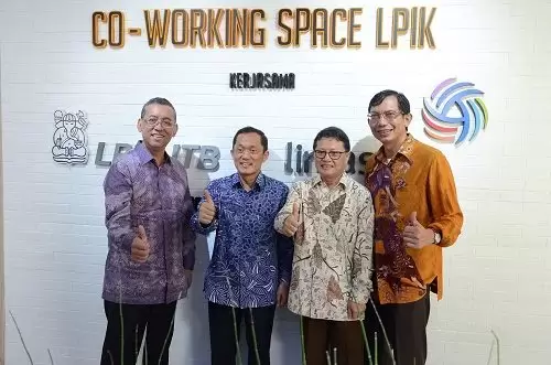 Keterangan foto kiri-kanan: President Director Aplikanusa Lintasarta Arya Damar, Rektor ITB Prof. Dr. Ir. Kadarsah Suryadi DEA, Kepala Balitbang SDM Kementrian Kominfo Basuki Iskandar, dan Ketua LPiK ITB Prof. Dr. Ir. Suhono H. Supangkat saat peresmian fasilitas Co-working Space LPIK ITB di area Innovation Park ITB, Bandung (20/4).
