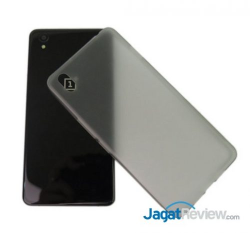 Review Smartphone Android: OnePlus X 4 casing karet yang diberikan di dalam paket penjualan