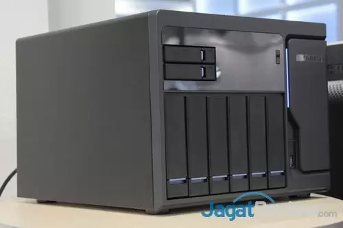 QNAP - TVS-882T