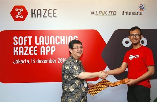 Foto: Teddy Sis Herdianto, Strategy & Business Development General Manager Lintasarta (kiri) dengan Ariya, Founder Kazee (kanan) saat penandatangan MoU antara Lintasarta dengan Kazee di Jakarta (13/12)