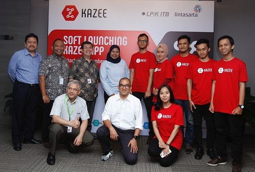 Foto: manajemen Lintasarta berfoto bersama dengan tim Kazee dan LPiK ITB saat penandatangan MoU antara Lintasarta dengan Kazee di Jakarta (13/12).