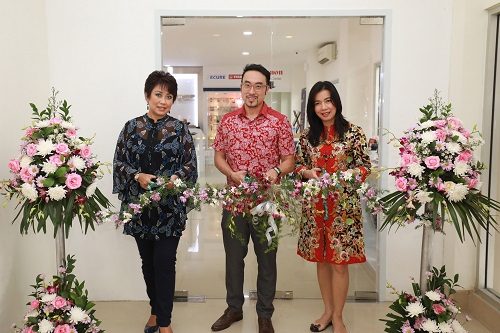 Tampak pada gambar (kiri-kanan): Merry Harun – Canon Division Director pt. Datascrip, Joseph Chong – Regional Retail ICP Sales & Marketing Division Canon Singapore dan Liana Setiawan – Sales Director pt. Datascrip meresmikan Canon Image Square Manado dan Showroom Datascrip Kantor Penjualan Cabang Manado yang berlokasi di Gedung Griya Sintesa Lt. 1, Jl. Dr. Soetomo, Rabu (14/12).