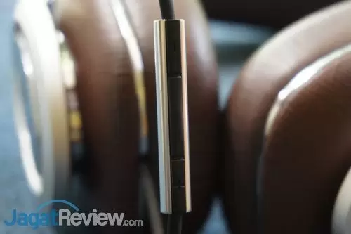 Terdapat unit kontrol volume di kabel headphone ini.