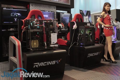 Area demo kemampuan motherboard Racing Series, dengan menjalankan game "racing" populer.