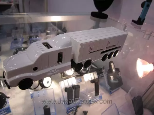 card reader USB3 berbentuk lucu truk gandengan yang kontainernya bisa dilepas1