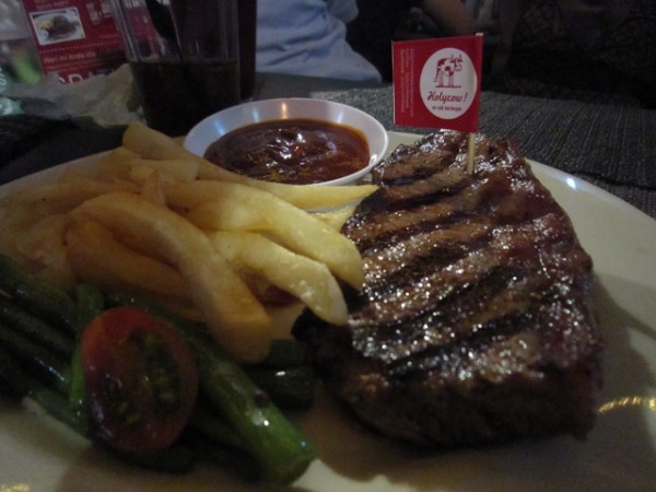 wagyu sirloin steak dengan saus barbeque. look at its size! Very recommended!.jpg wagyu sirloin steak dengan saus barbeque. look at its size Very recommended.jpg