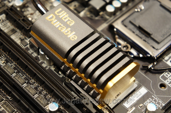 Inilah Heatsink P67A-UD7 yang menggunakan warna dasar emas