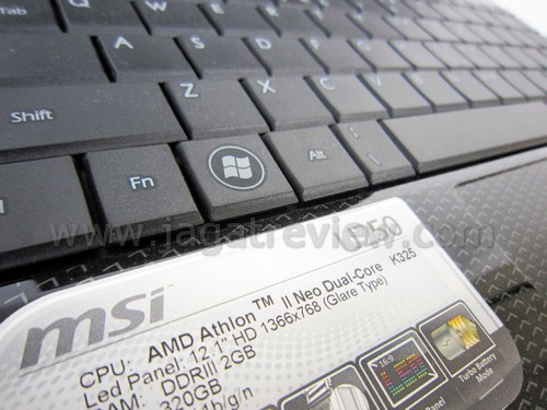 Desain keyboard dengan tuts besar yang ergonomis