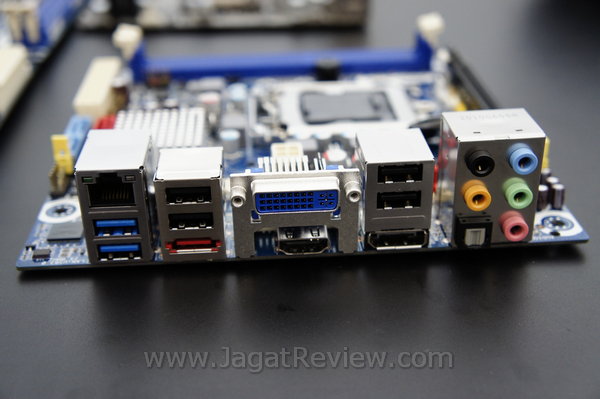 Intel desktop board untuk Sandy Bridge. Lihat konektor USB berwarna biru di sebelah kiri? Itu untuk USB 3.0. intel