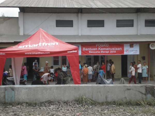 [PR] Smart Telecom dan Mobile-8 Telecom Dirikan Posko  Telepon Umum Gratis (TUG) di Kawasan Bencana Gunung Merapi