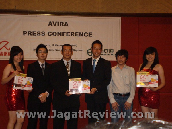 OLYMPUS DIGITAL CAMERA P8160082